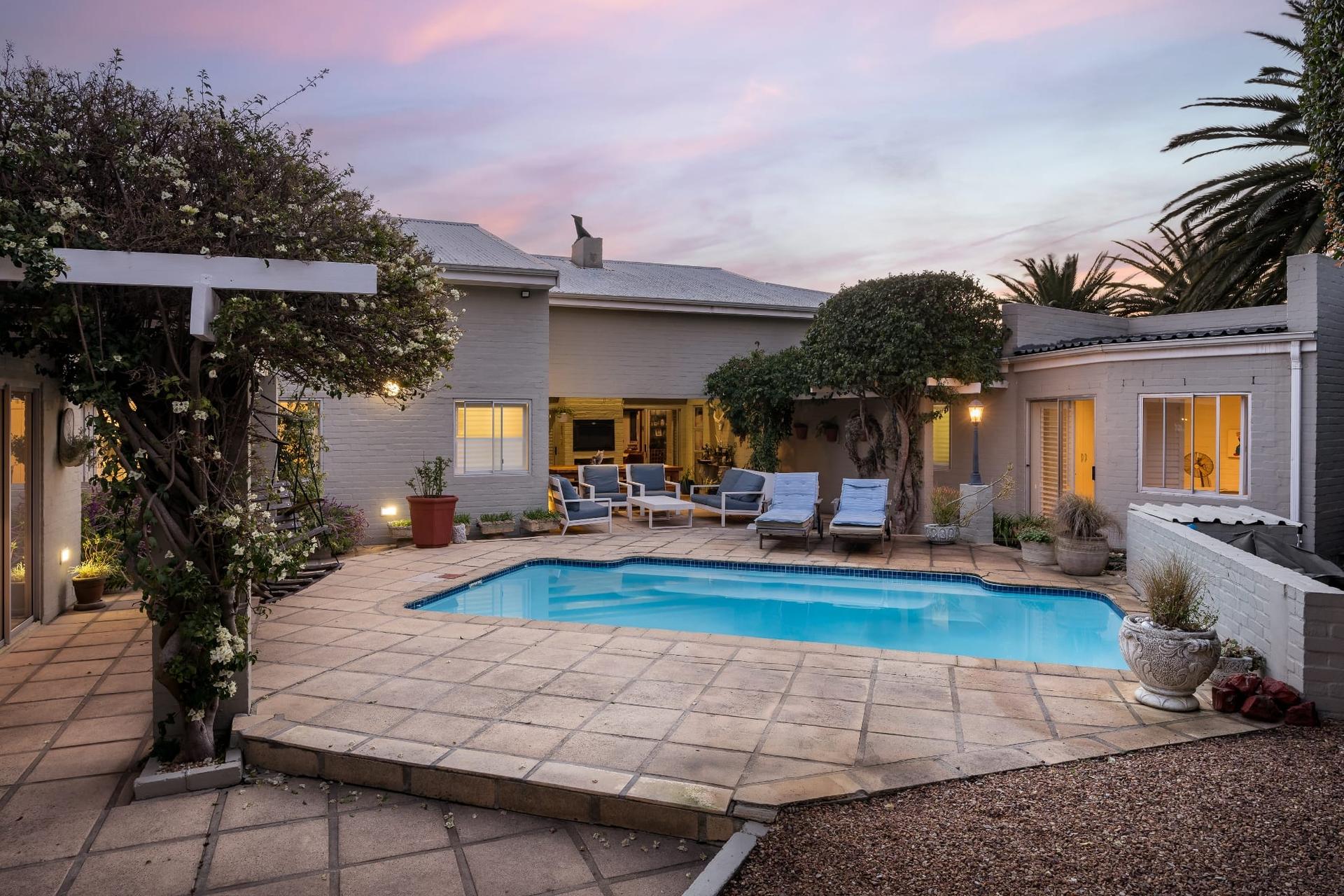 SUPERB LIVING IN HELENA HEIGHTS — photograph 2