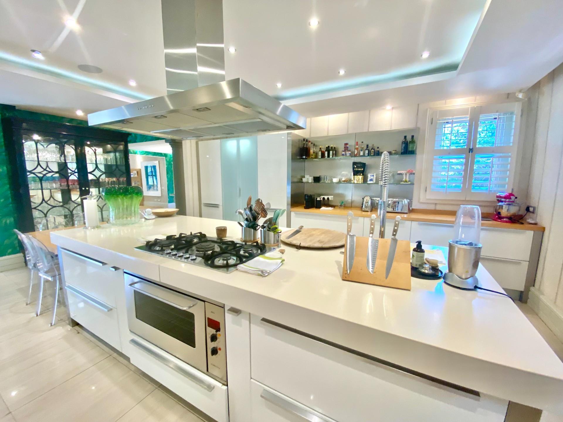 Sophisticated Double-Storey Luxury Living — photograph 2