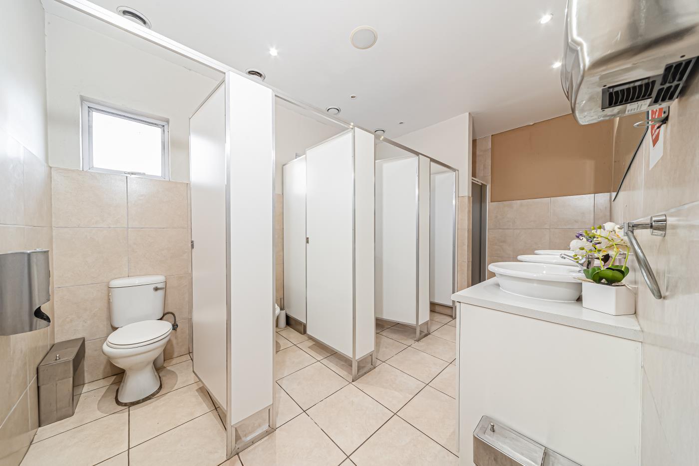 10 Bedroom Lodge For Sale in Hyde Park — photograph 3