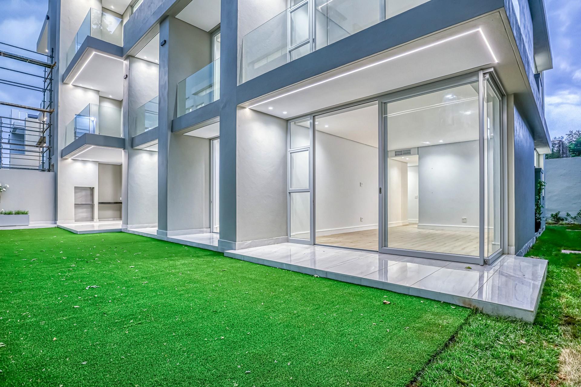 Luxury 3-Bedroom Garden Apartment — photograph 1